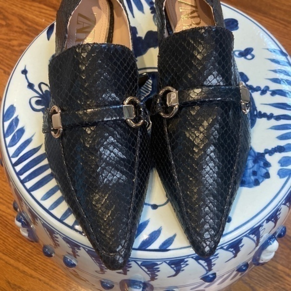 Zara Animal Embossed Pointed Loafers - Picture 2 of 5